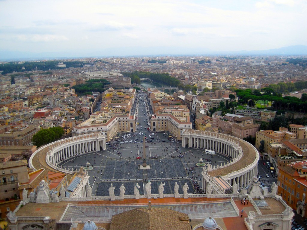 Pl. Św. Piotra i centrum Rzymu ze szczytu kopuły.